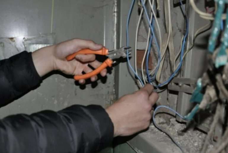 Чем опасна халатность электриков при ремонте в подъезде