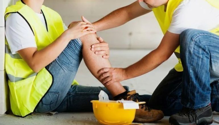 «Упал на работе, а просят сказать, что дома»: чем опасен сговор с начальником при производственной травме?